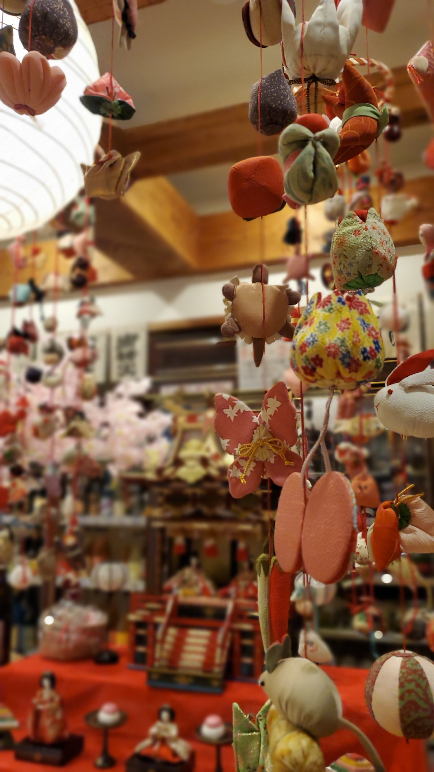 あなたが現在見ているのは 雛のつるし飾りを店内装飾…